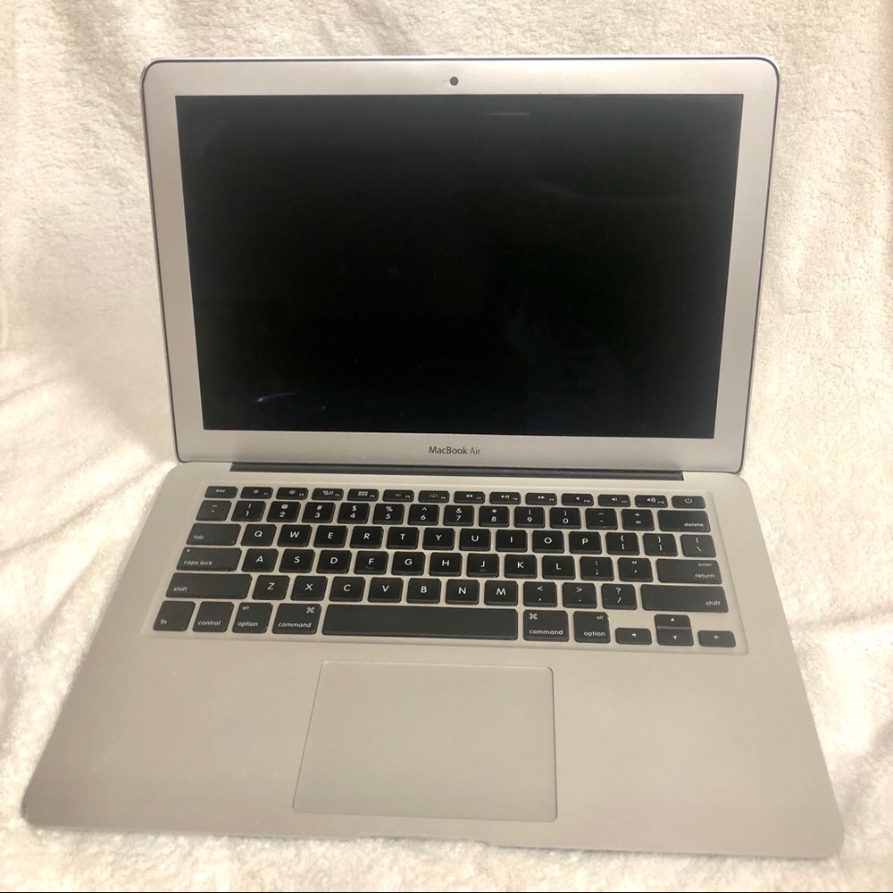 SOLD | Macbook Air Mid 2012 + charger + case